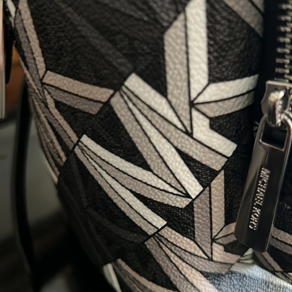 Mom ♥️ 100% Authentic Brand NWT…never used Michael Kors Leather Cliché Bk Pck - Picture 3 of 9